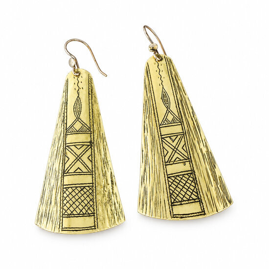 Grandes boucles d'oreilles en laiton gravé main – Pendantes 10 cm Boucles d’oreilles laiton gravé main 10 cm – Vue de face des motifs géométriques