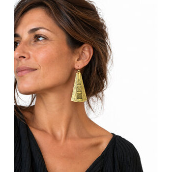 Grandes boucles d'oreilles en laiton gravé main – Pendantes 10 cm Grandes boucles d’oreilles pendantes en laiton – Portées avec une tenue de soirée