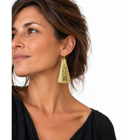 Grandes boucles d'oreilles en laiton gravé main – Pendantes 10 cm Grandes boucles d’oreilles pendantes en laiton – Portées avec une tenue de soirée
