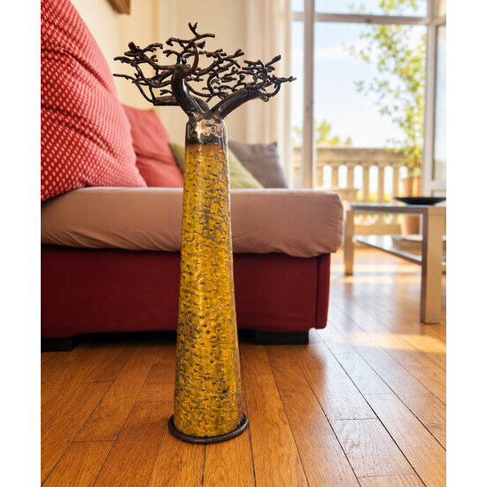 Baobab jaune en métal recyclé – Sculpture à poser 60 cm Baobab jaune en métal recyclé – Sculpture décorative dans un salon