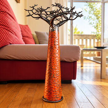 Baobab orange en métal recyclé – Arbre décoratif fait main 60 cm Baobab orange en métal recyclé – Sculpture décorative dans un salon