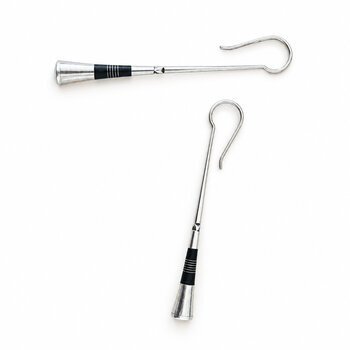 Boucles d'oreilles pilons touareg en argent et ébène – 6 cm Boucles pilons touareg en argent poinçonné – Détail du bois d’ébène