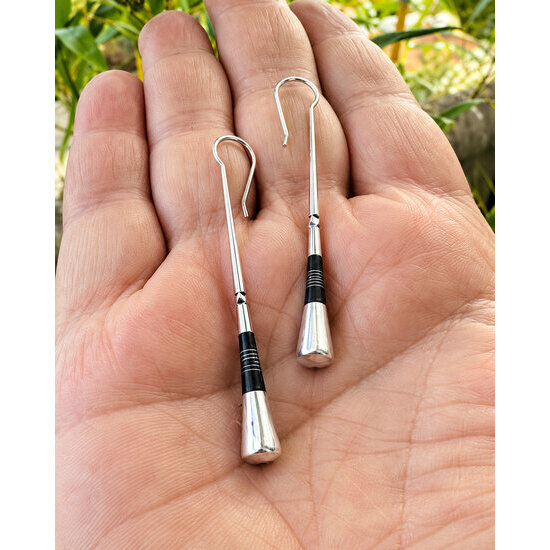 Boucles d'oreilles pilons touareg en argent et ébène – 6 cm Boucles pendantes argent et ébène de 6 cm – Présentées dans la main