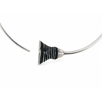 Créoles touareg argent 925 et ébène – Faites main, diamètre 5 cm Détail d’une créole touareg argent 925 – Motif évasé en bois d’ébène