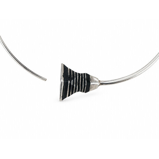 Créoles touareg argent 925 et ébène – Faites main, diamètre 5 cm Détail d’une créole touareg argent 925 – Motif évasé en bois d’ébène