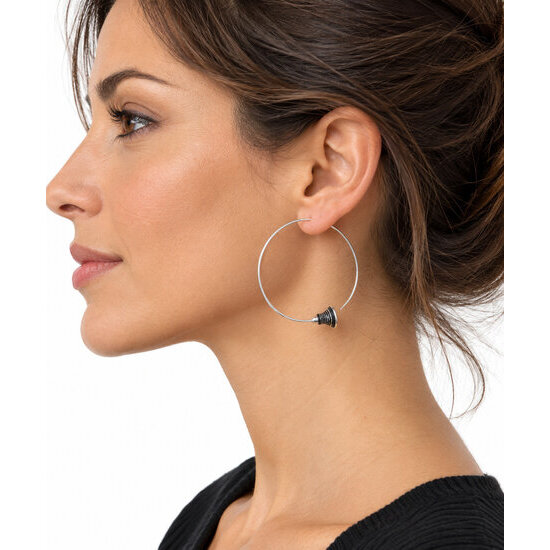 Créoles touareg argent 925 et ébène – Faites main, diamètre 5 cm Créoles argent 925 et ébène de 5 cm – Boucle touareg portée