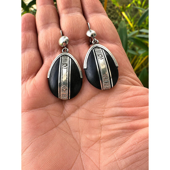 Boucles d'oreilles ovales ébène et argent 925 – Touareg, 6 cm Boucles d’oreilles ovales en argent et bois noir – Présentées en main