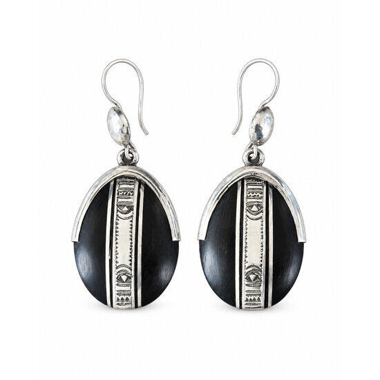 Boucles d'oreilles ovales ébène et argent 925 – Touareg, 6 cm Bijoux touareg en argent 925 – Détail des motifs sur les pendants en ébène