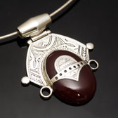 Bijoux Touareg Ethniques Africains Collier Pendentif en Argent et Pierre Agate Rouge 12 Tte de Desse Princesse