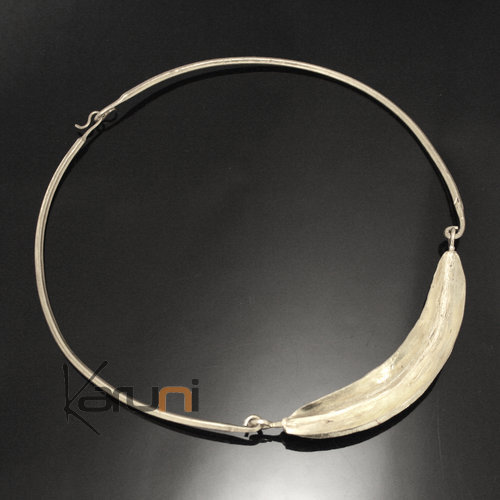 Collier Tour de cou Plaqué Argent Peul Fulani Feuille Simple Attache KARUNI Collier Tour de cou Plaqué Argent Peul Fulani Feuille Simple Attache KARUNI