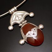 Bijoux Touareg Ethniques Africains Collier Pendentif en Argent et Pierre Agate Rouge 22 Pendant Ovale Tte de Desse