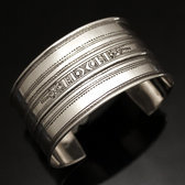 Bijoux Touareg Ethniques Bracelet Manchette en argent Large Grav 02