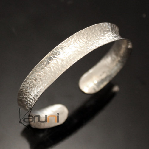 Bracelet en argent Large Plat Ruban Martelé Design Karuni