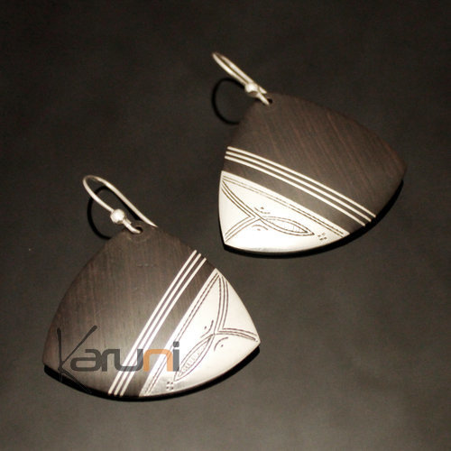 Boucles d'Oreilles en Argent et Ebène 144 Grand Triangle Design Gravé