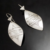 Boucles d'oreilles en Argent 129 Longue Feuille Grave Curve