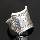 Bijoux Touareg Ethniques Bague Chevalire en argent large grave 23