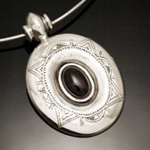 Bijoux Touareg Ethniques Africains Collier Pendentif en Argent et Ebne 05 Ovale Grav